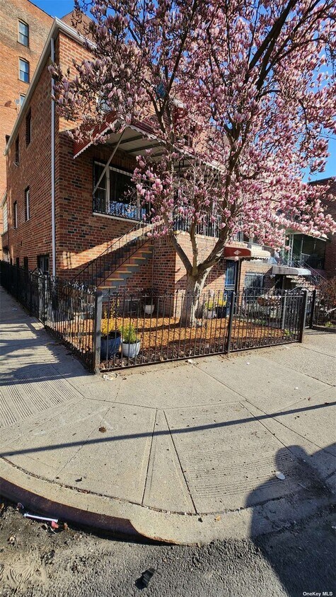 Primary Photo - 851 Crown St