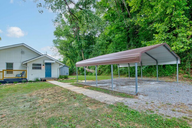 Aparcamiento cubierto para dos vehículos - 4401 Strawberry Plains Pike