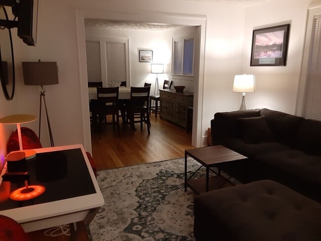 Foto del edificio - Charming, Comfortable And Convenient 2 Story Residential Home for Rent