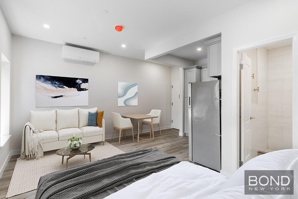 Foto principal - 317 W 48th St