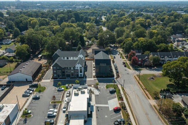 Building Photo - 2 BR 2.5 BA- Downtown Greenville Townhome- FOR RENT