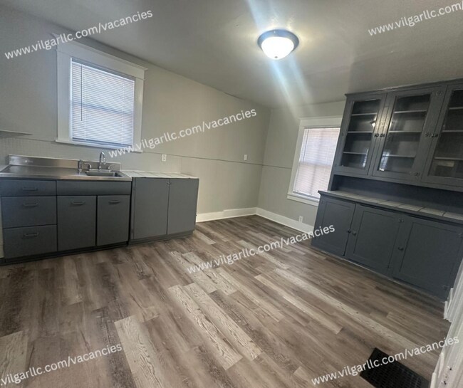 Foto del edificio - Step into comfort, convenience, and quality living in this conveniently designed 4-bedroom, 2-flo...