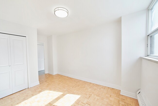 Building Photo - NEWLY RENOVATED 2 Bedroom Apt - MISSISSAUGA