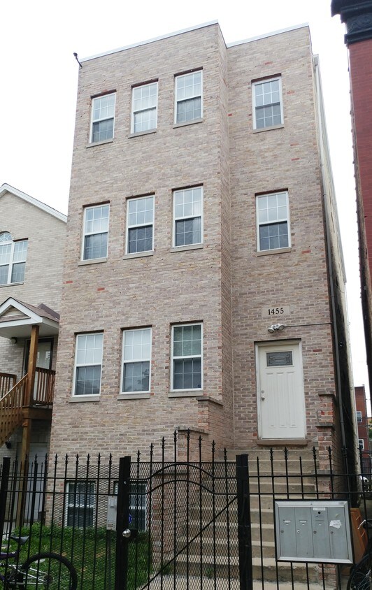 Primary Photo - 1455 N Rockwell St
