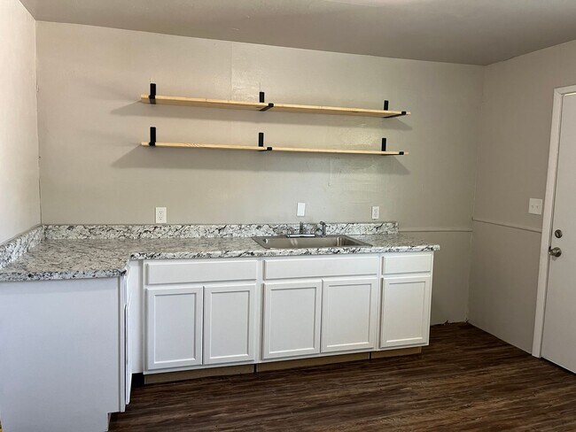 Foto del edificio - Totally Remodeled 3 Bed 1 Bath Home  SE OKC!  $795 Monthly.