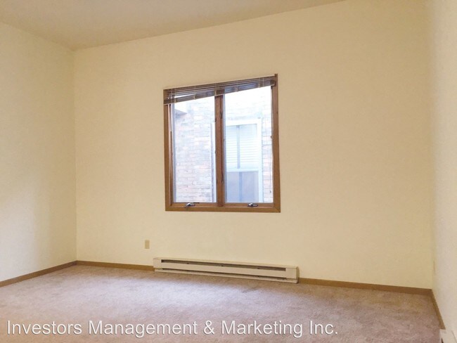 Building Photo - 107 Main St S