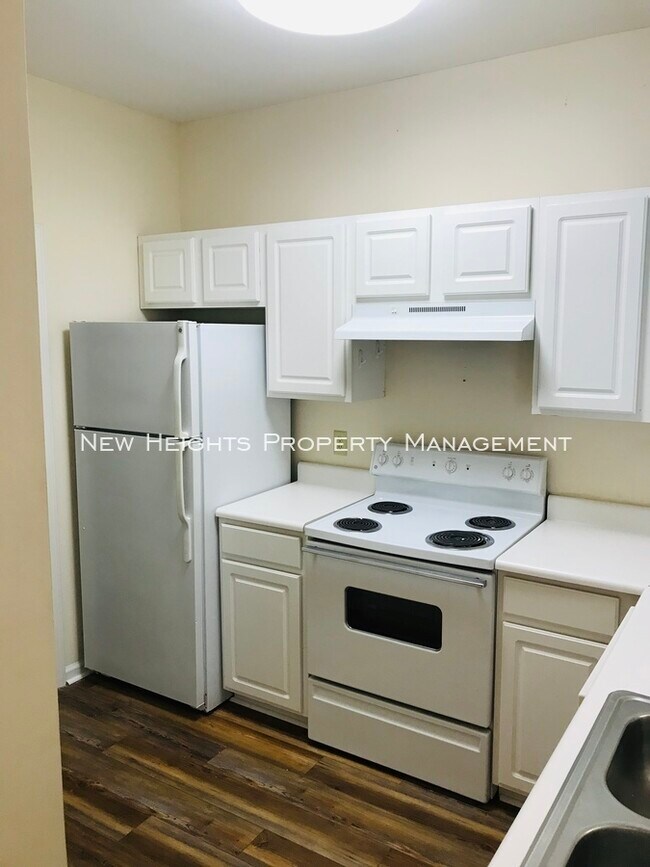 Building Photo - 1600 Long Grove Dr