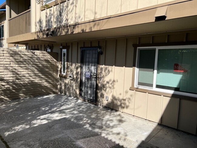 Building Photo - 2603 Carlton Ln