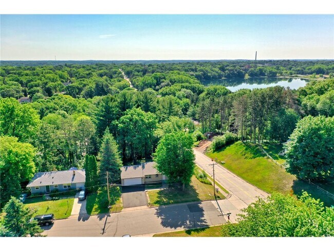 Building Photo - 433 Pine Tree Trail