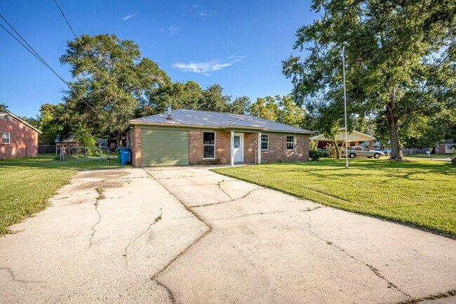Foto del edificio - 3 Bed 1 Bath Home In Pascagoula - New Appl...