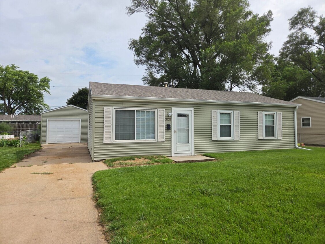 Foto principal - Completely remodeled 3-bedroom house avail...