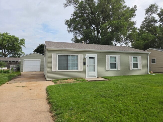 Completely remodeled 3-bedroom house avail... - Completely remodeled 3-bedroom house avail...
