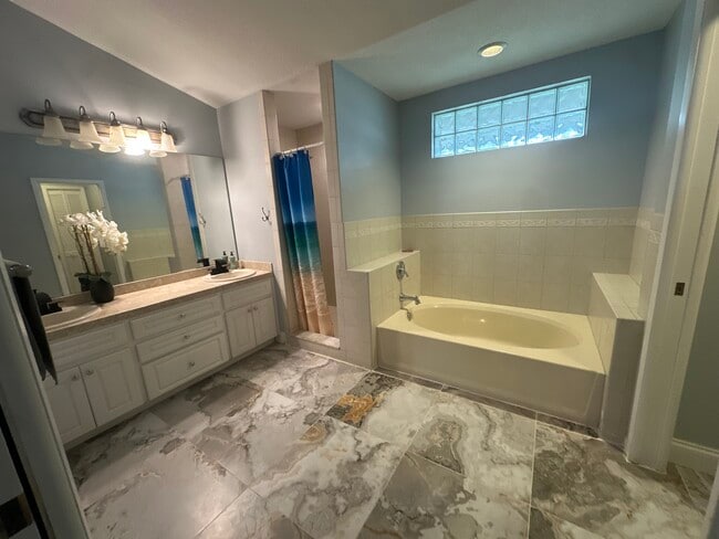 Foto del edificio - 908 Wicketrun Dr