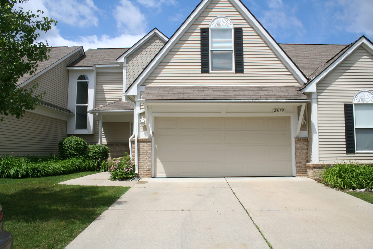 Foto principal - 25179 Dunham Ct