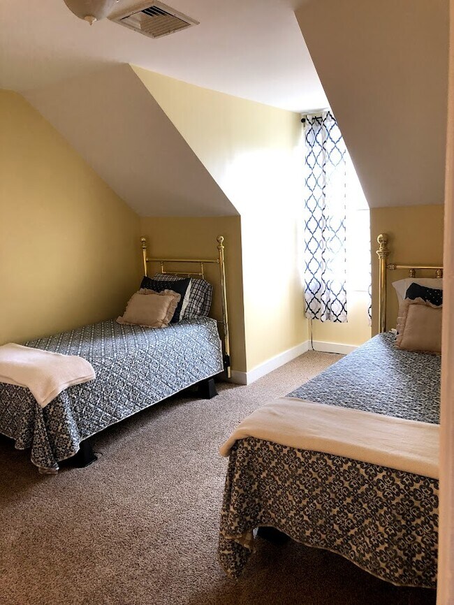 Carpeted Bedroom - 1601 N Front St