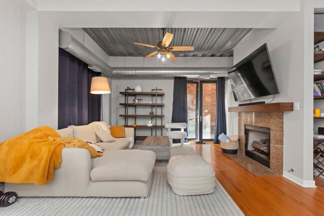 Building Photo - 120 E Cullerton St