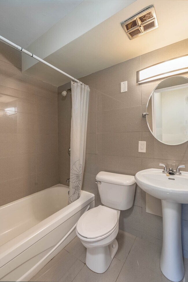 Photo du bâtiment - Embassy Tower Apartments