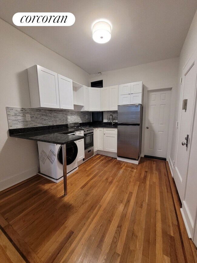 Building Photo - 221 E 88th St