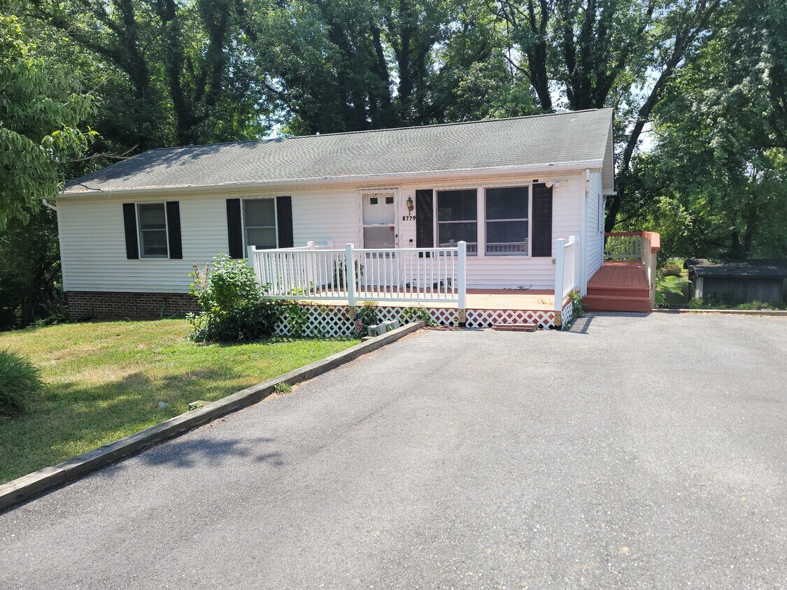 Foto principal - 8779 St Andrews Dr