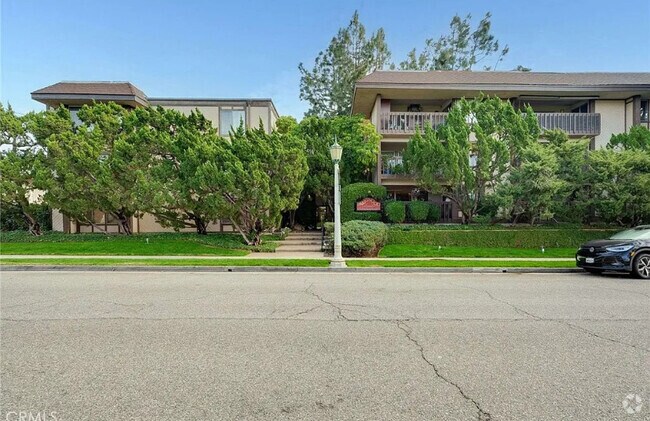 Building Photo - 500 S Oak Knoll Ave