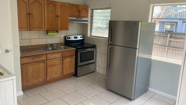 Building Photo - 2014 N Tamarind Ave