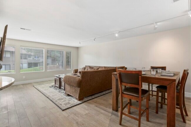 Building Photo - 1111 Bellefield Park Ln