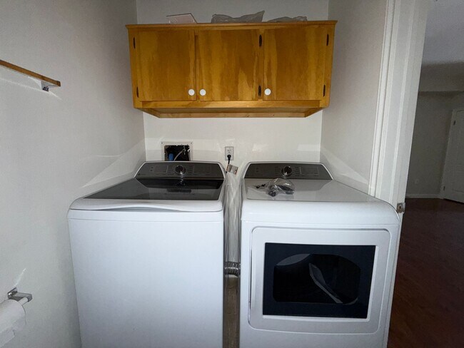 Foto del edificio - Very large 2 + 2 1/2 townhouse in Northridge