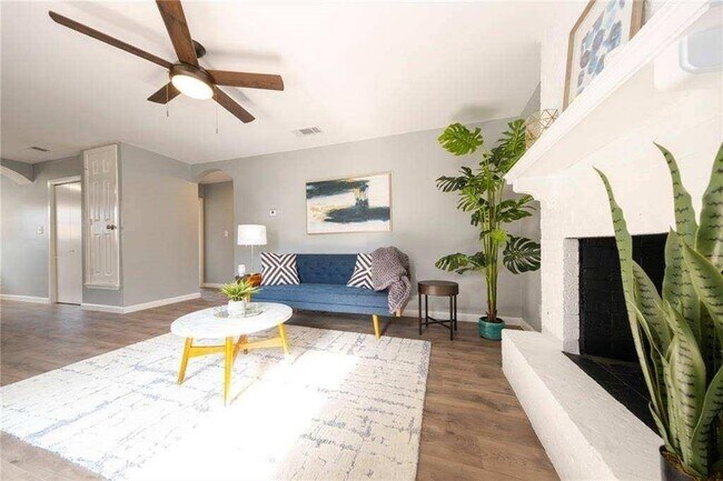 Building Photo - 304 John N Garner Cir