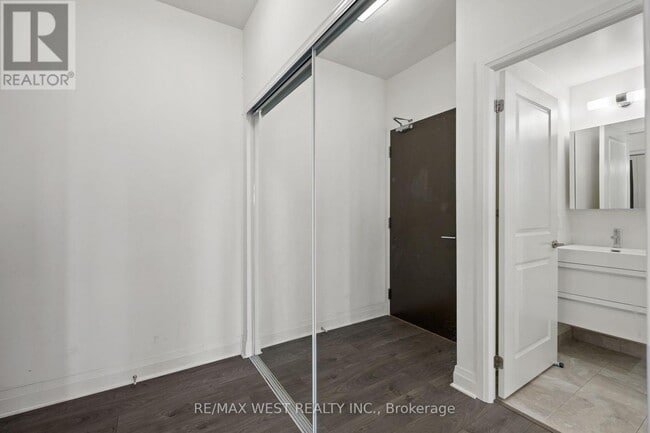 Building Photo - 15 Zorra St