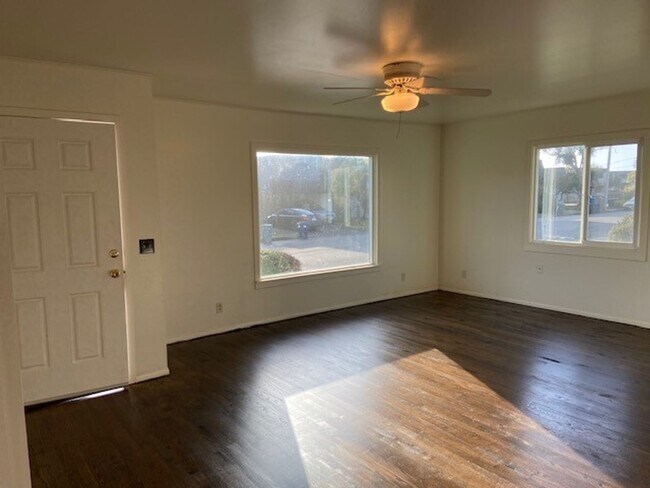 Foto del edificio - Nice updates in this 2 / 1 house with 2 ca...