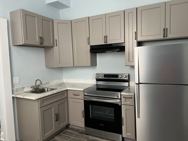 Building Photo - Charming Shot Gun with beautifully renovat...