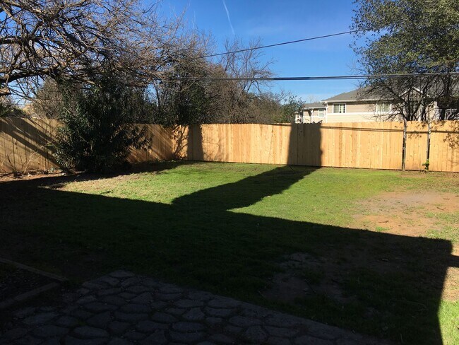Building Photo - Centrally located beautifully remodeled ho...
