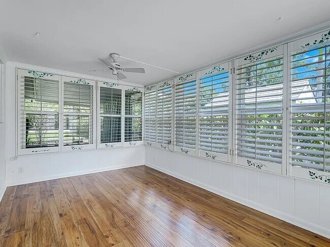 Foto del edificio - 1015 Royal Palm Dr