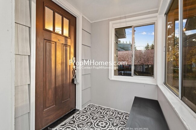 Building Photo - Spacious and Charming 3-Bedroom Home with Bonus Room in Vibrant Hazelwood!