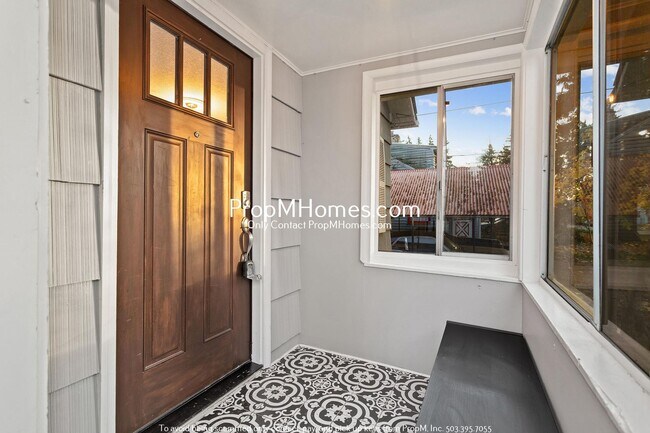 Foto del edificio - Spacious and Charming 3-Bedroom Home with Bonus Room in Vibrant Hazelwood!