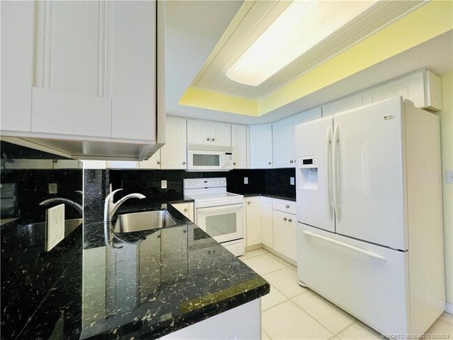 Building Photo - 8750 S Ocean Dr