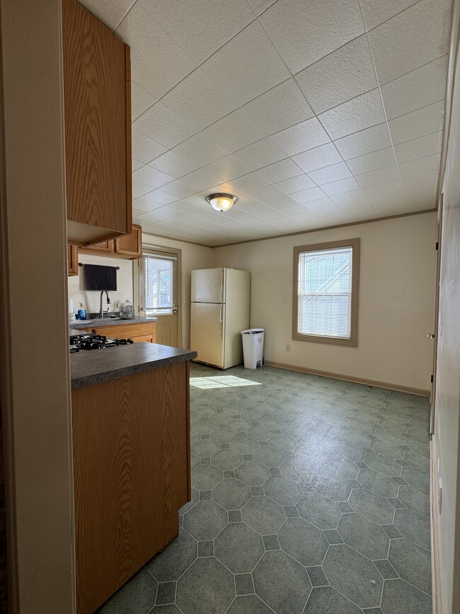 Kitchen with gas stove and fridge - 12 Durant Ter