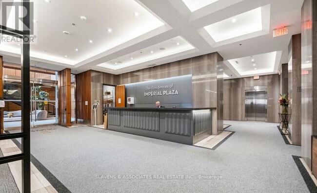Photo du bâtiment - 111 St Clair Ave W
