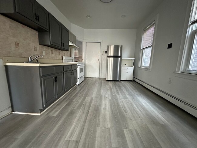 Building Photo - 123 W 28th St