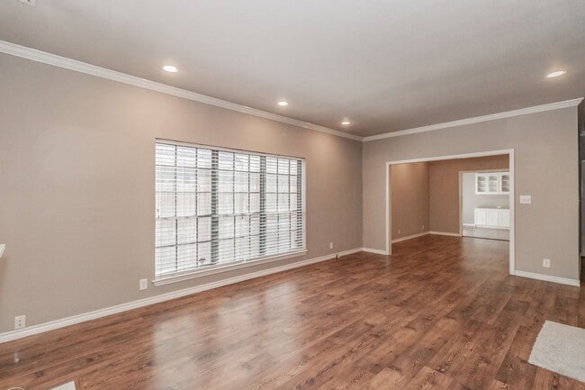 Building Photo - Beautiful townhome in a prime location nea...