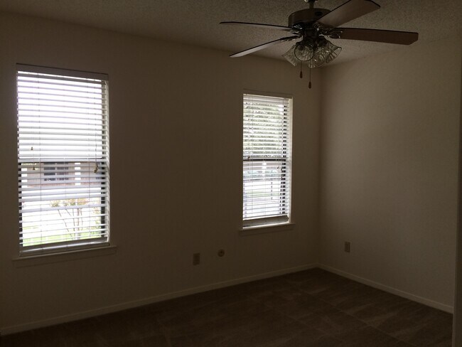 Building Photo - 4321lak