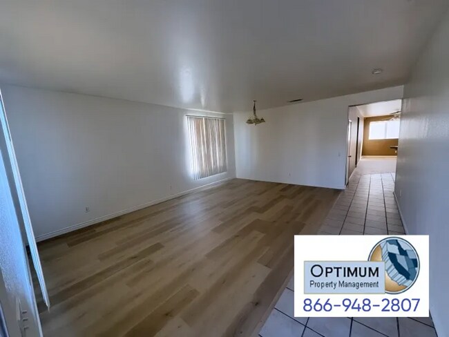 Foto del edificio - Spacious 4-Bedroom 2-Bathroom Home with Fireplace & Large Backyard