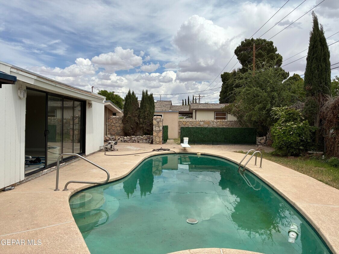Foto del edificio - 8316 W H Burges Dr
