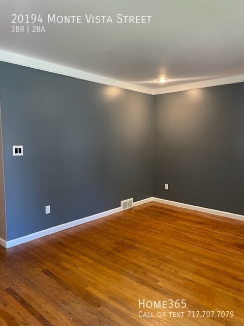 Building Photo - Remodeled 3 Bedroom 2 Bath home with a fen...