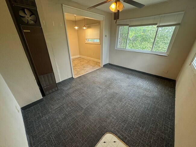 Building Photo - 705 Taylor Ave