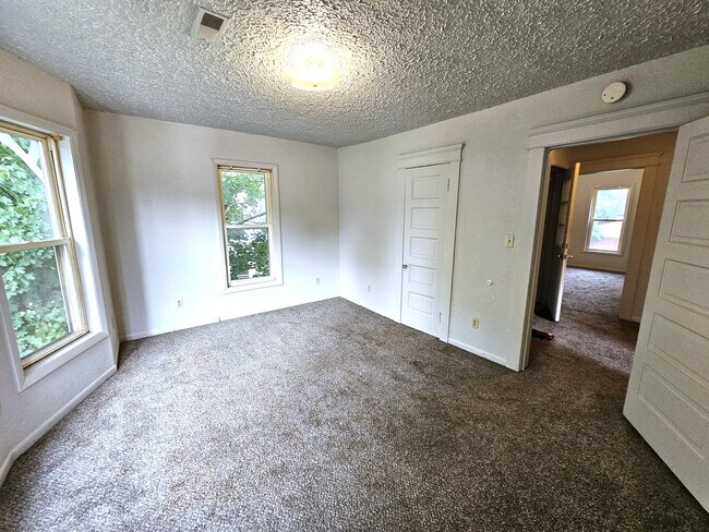 Dormitorio 1 o sala de estar: 14,3 x 11,3 - 170 Lathrop Ave