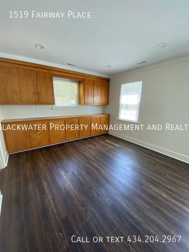 Building Photo - 1519 Fairway Pl