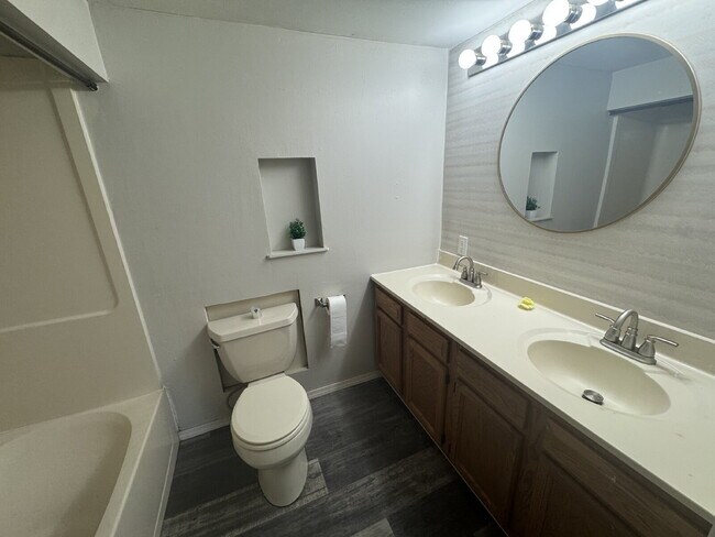 Foto del edificio - Park It Right Here — Spacious 2 Bed with Garage