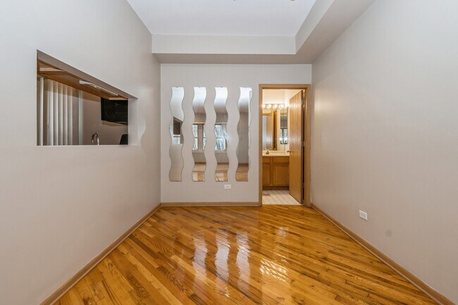 Building Photo - 2331 E 70th Pl