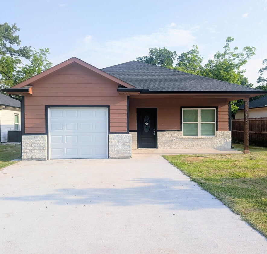 Primary Photo - 405 E Wilson Ave